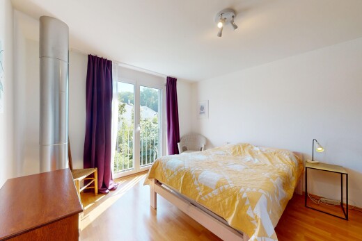 zimmer / schlafzimmer mit natürliches licht, natural light, holzfußboden, wood finish floor, und inside property