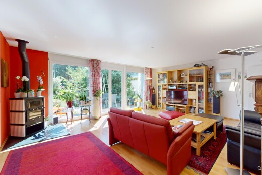 wohnzimmer mit wood finish floor, holzfußboden, holzofen, inside property, und natural light