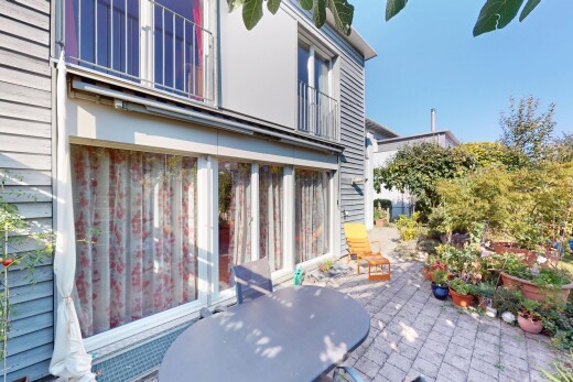 terrasse mit terrasse, property visible, balkon, und day time