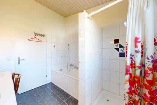 bad mit komplettes badezimmer, tile shower, tile tub, dusche, und inside property