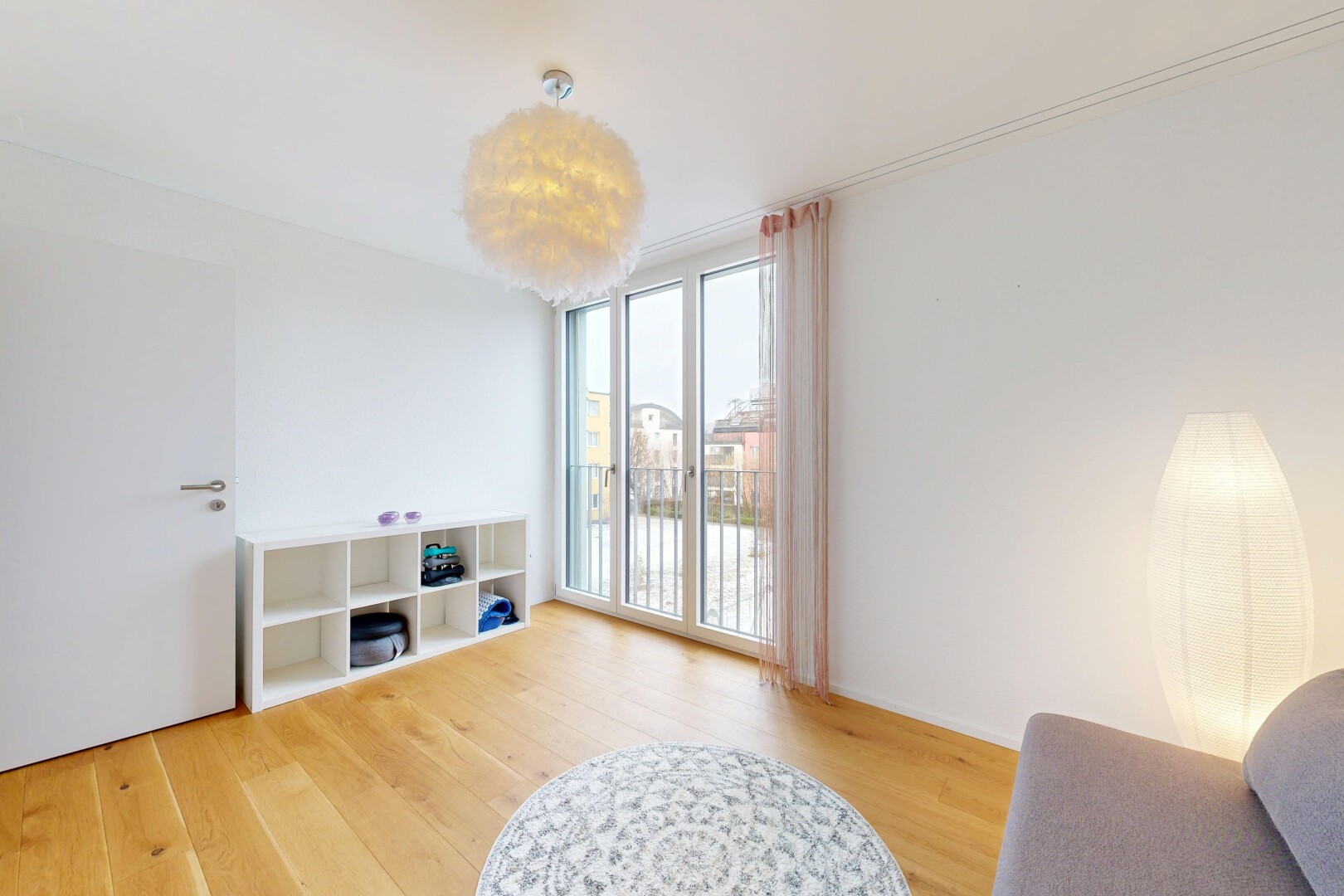 salon avec drywall, cloison sèche, wood finish floor, sol en finition bois, et inside property