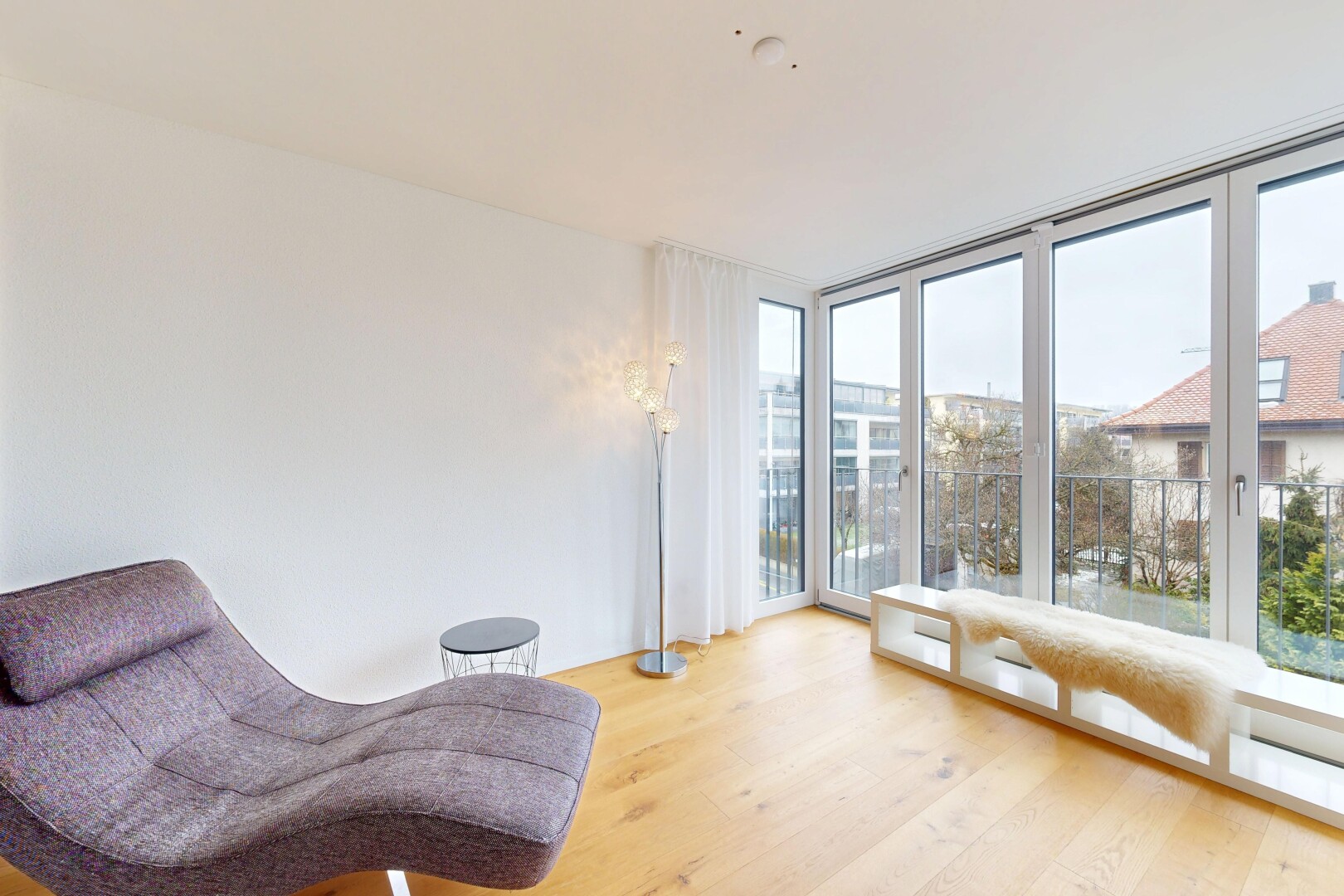 salon avec wood finish floor, sol en finition bois, floor ceiling windows, fenêtres du sol au plafond, et drywall