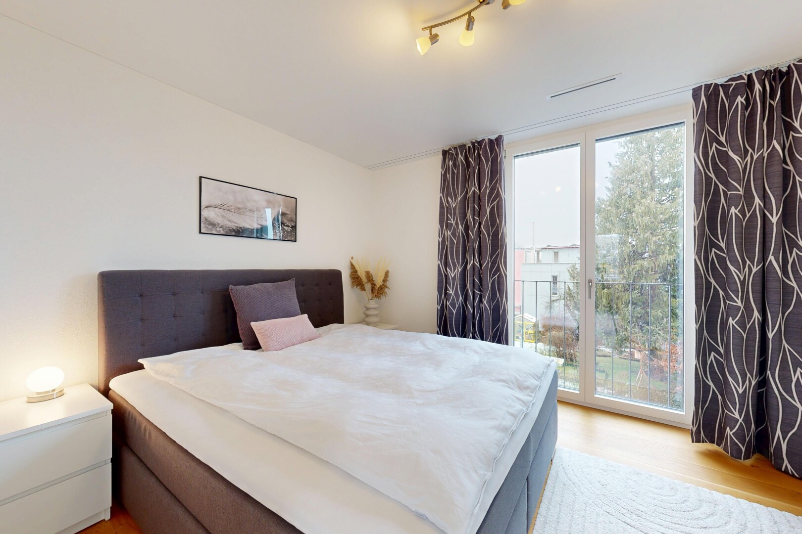 chambre avec sol en finition bois, wood finish floor, lumière naturelle, natural light, et inside property