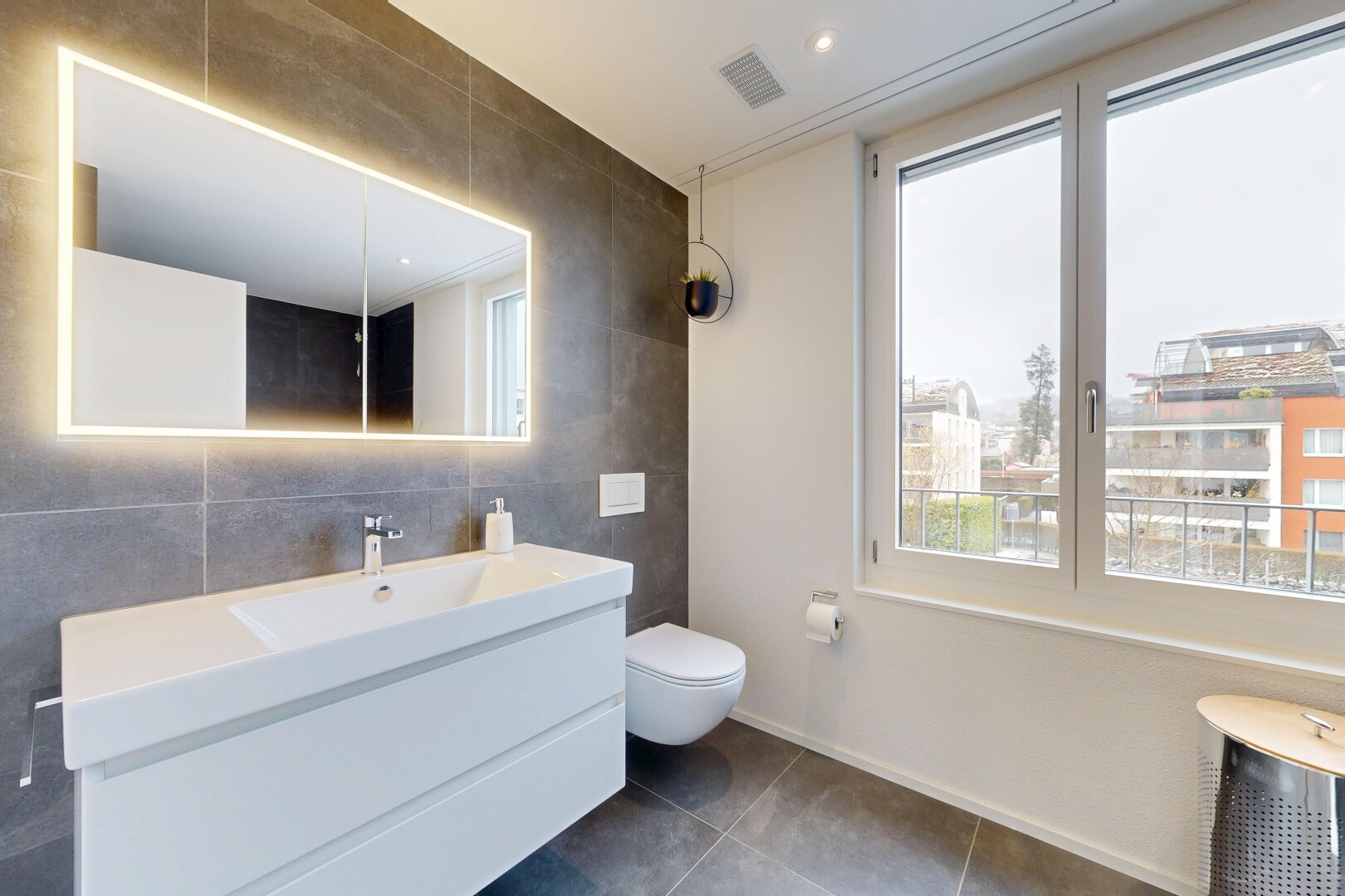 salle de bains avec tile wall, mur en carrelage, natural light, lumière naturelle, et lavabo (ou coiffeuse selon le contexte)