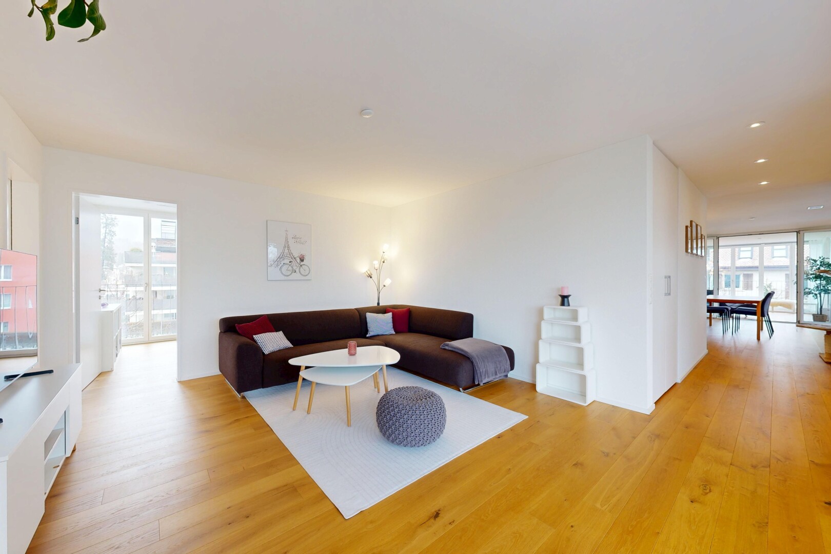 salon avec lumière naturelle, natural light, inside property, sol en finition bois, et wood finish floor