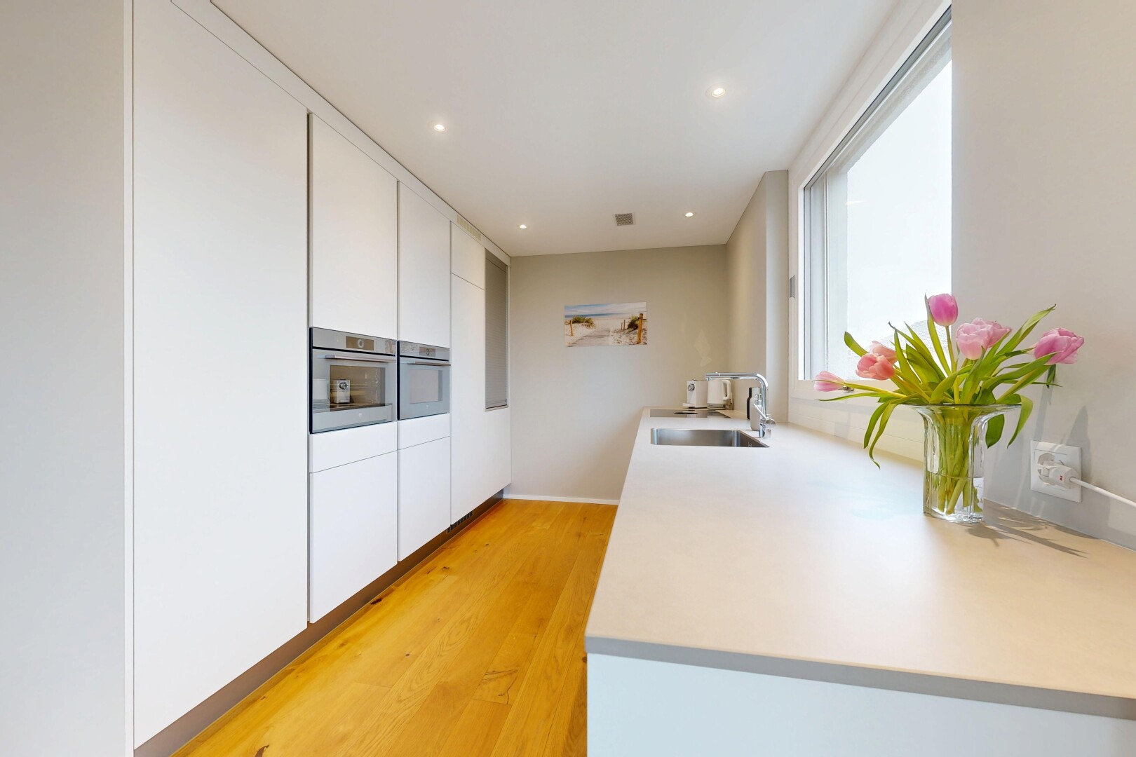 cuisine avec armoires à panneau plat, flat panel cabinets, armoires blanches, white cabinets, et plans de travail