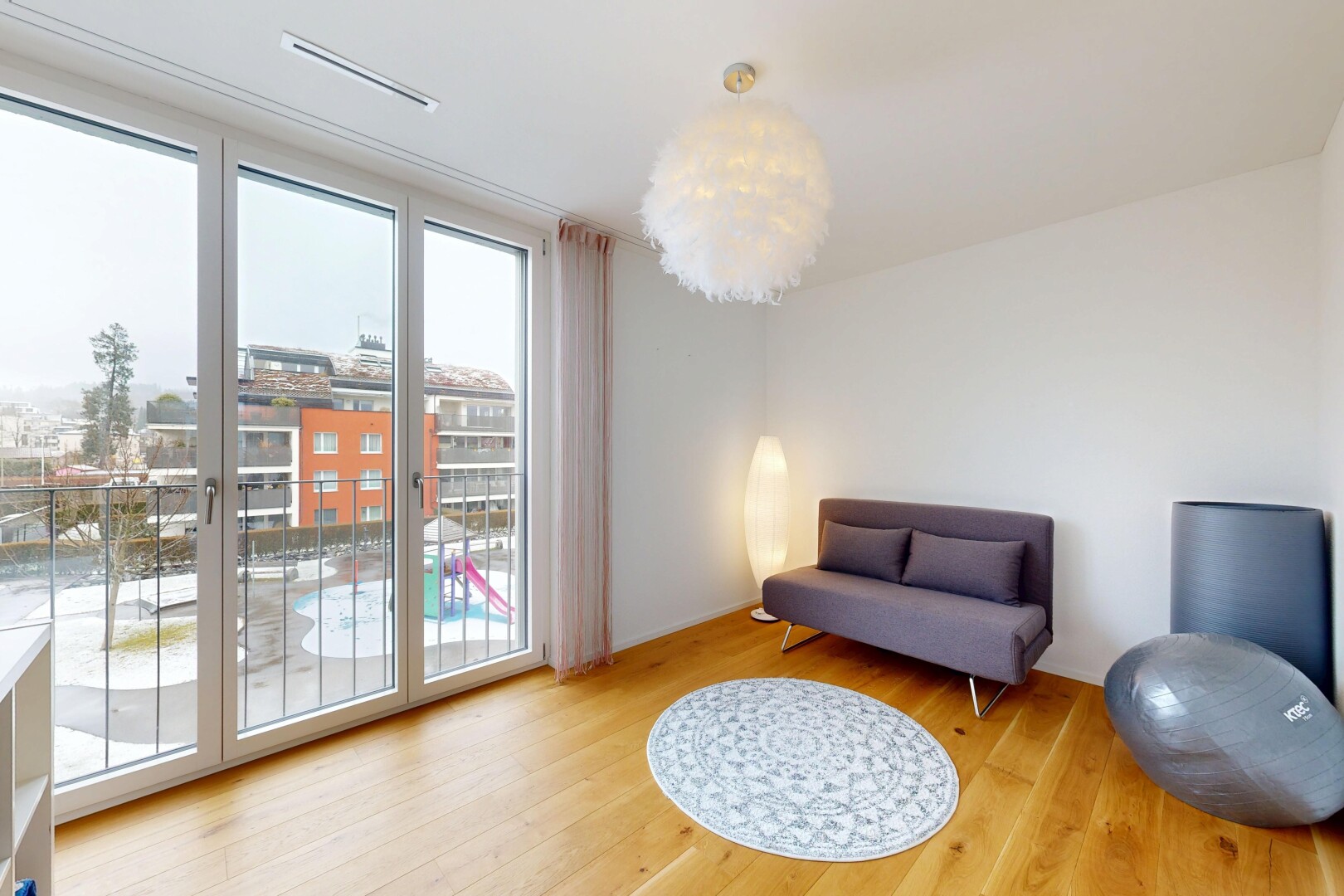 salon avec inside property, sol en finition bois, wood finish floor, lumière naturelle, et natural light