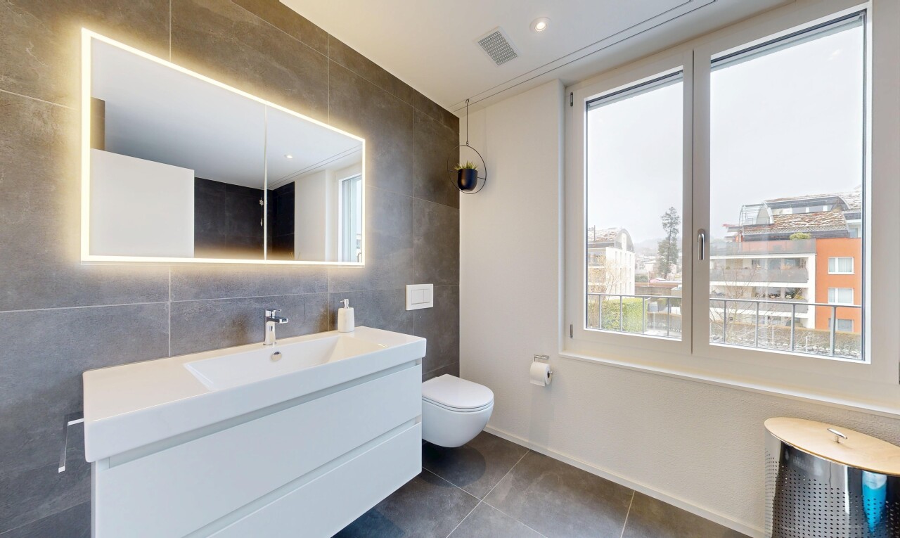salle de bains avec tile wall, mur en carrelage, natural light, lumière naturelle, et lavabo (ou coiffeuse selon le contexte)