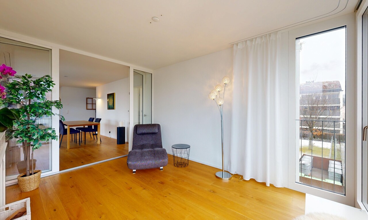 salon avec inside property, cloison sèche, drywall, sol en finition bois, et wood finish floor