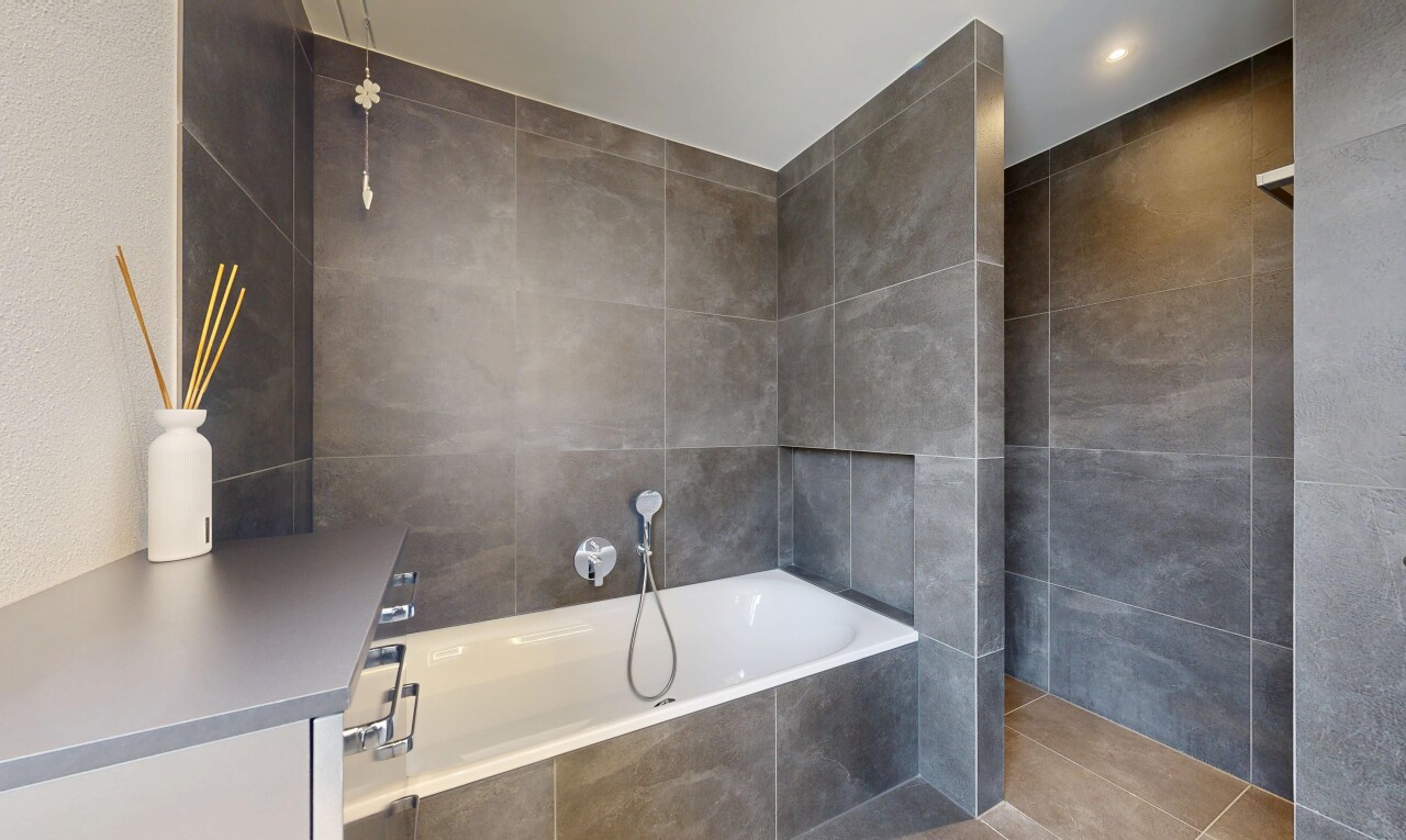 salle de bains avec bain, salle de bain complète, inside property, mur en carrelage, et tile wall