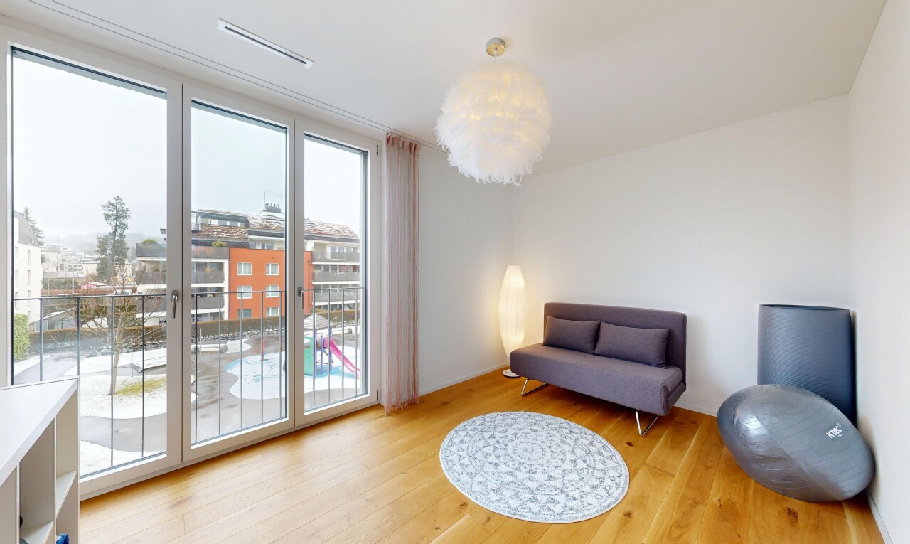 salon avec inside property, sol en finition bois, wood finish floor, lumière naturelle, et natural light