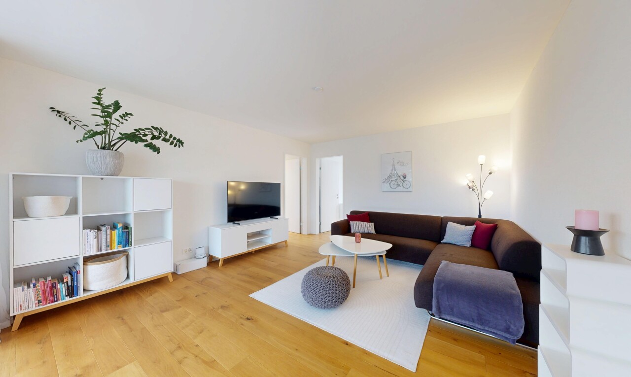 salon avec inside property, télévision, sol en finition bois, wood finish floor, et cloison sèche