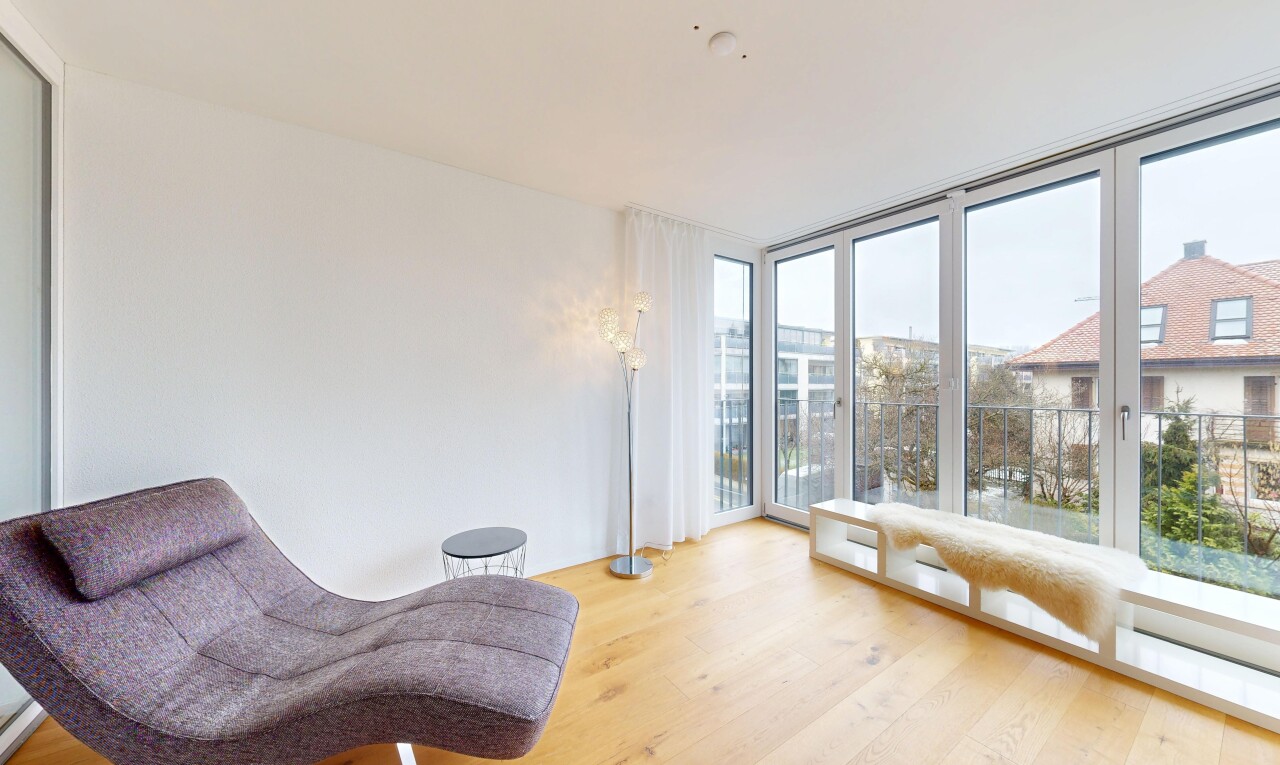 salon avec wood finish floor, sol en finition bois, floor ceiling windows, fenêtres du sol au plafond, et drywall