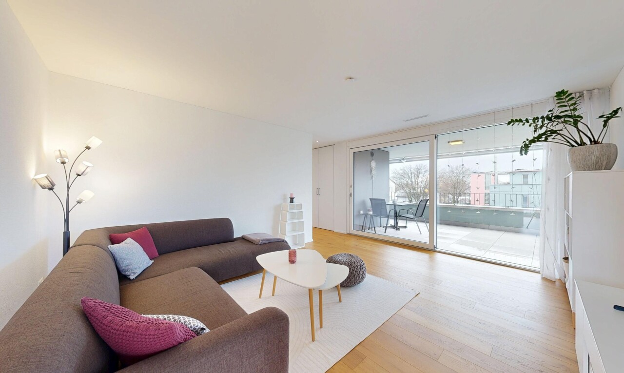 salon avec inside property, wood finish floor, sol en finition bois, drywall, et cloison sèche