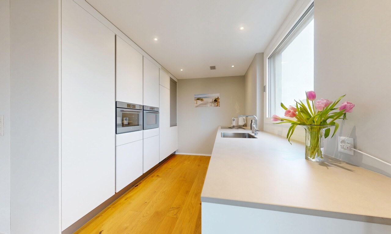 cuisine avec armoires à panneau plat, flat panel cabinets, armoires blanches, white cabinets, et plans de travail
