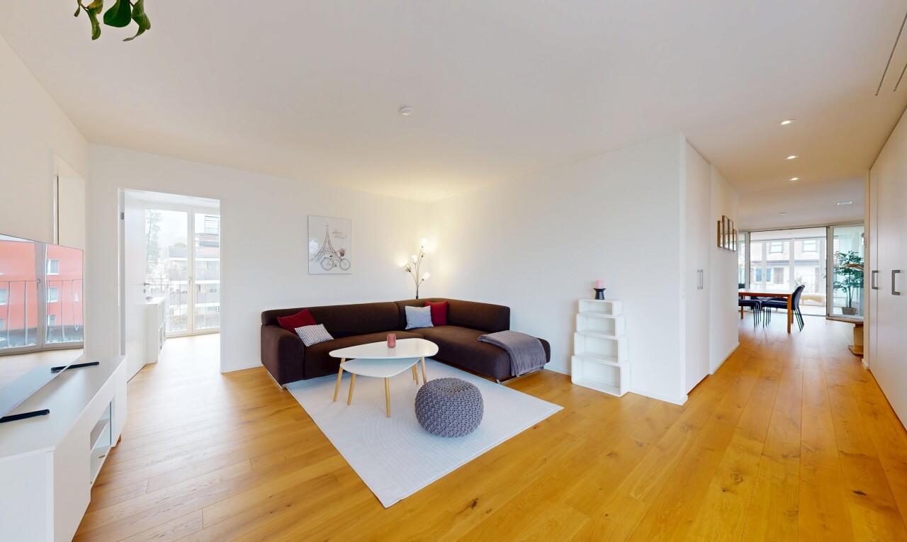 salon avec lumière naturelle, natural light, inside property, sol en finition bois, et wood finish floor