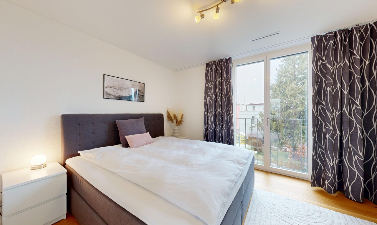 chambre avec sol en finition bois, wood finish floor, lumière naturelle, natural light, et inside property