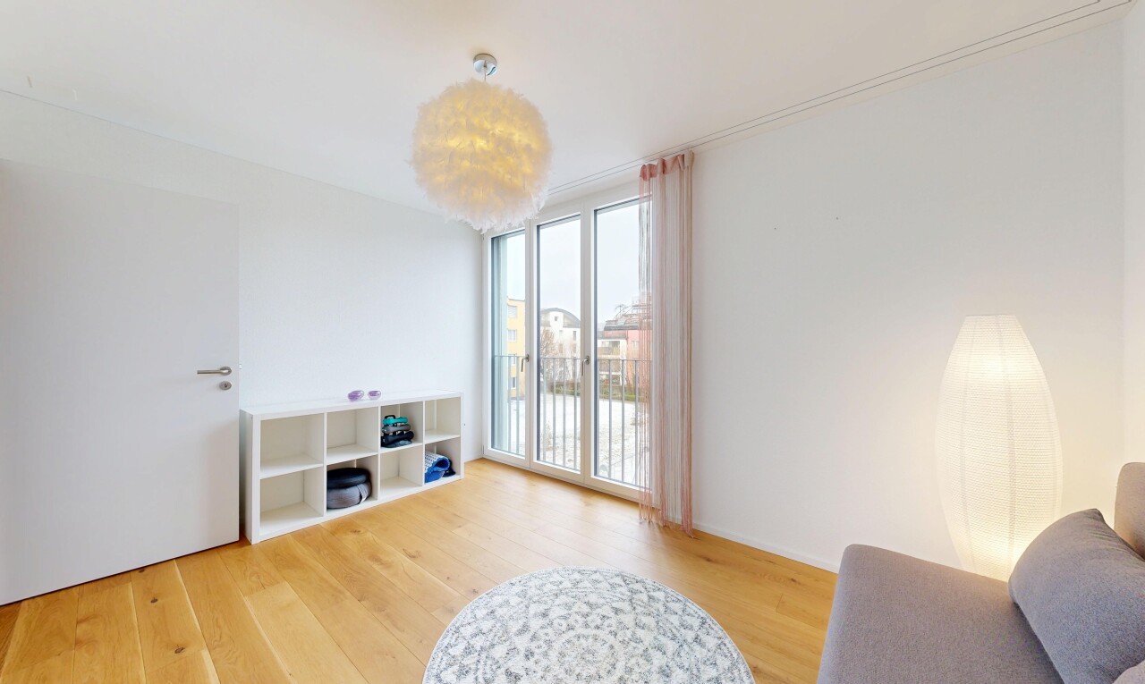 salon avec drywall, cloison sèche, wood finish floor, sol en finition bois, et inside property