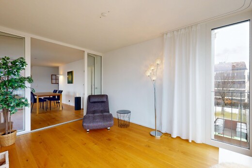 salon avec inside property, cloison sèche, drywall, sol en finition bois, et wood finish floor