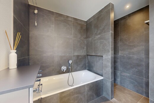 bad mit bad, komplettes badezimmer, inside property, fliesenwand, und tile wall