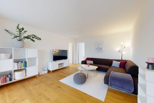 salon avec inside property, télévision, sol en finition bois, wood finish floor, et cloison sèche