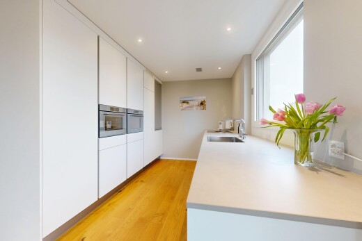 cuisine avec armoires à panneau plat, flat panel cabinets, armoires blanches, white cabinets, et plans de travail