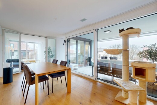 esszimmer mit holzfußboden, wood finish floor, inside property, natürliches licht, und natural light