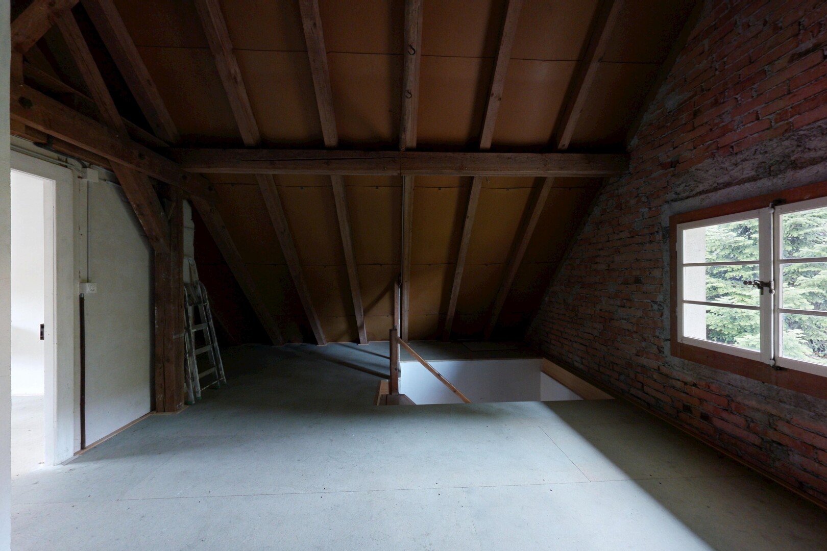 leerer raum mit vaulted ceiling, dachschräge, inside property, natürliches licht, und stone wall