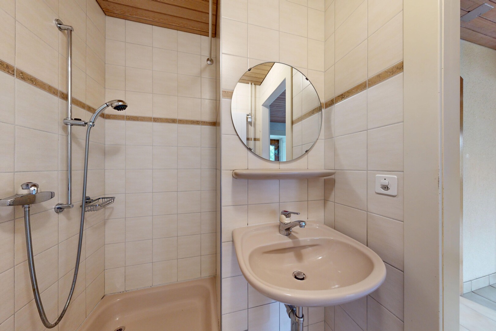 bad mit dusche, komplettes badezimmer, spiegel, waschbecken, und fliesenwand