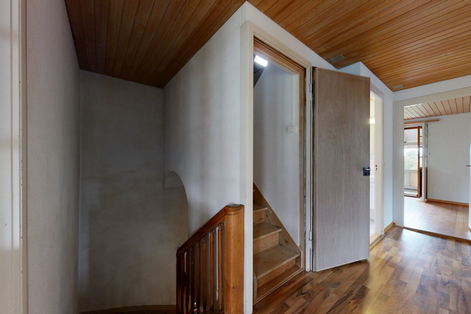 treppe mit wood ceiling, holzdecke, treppen, inside property, und high end ceiling