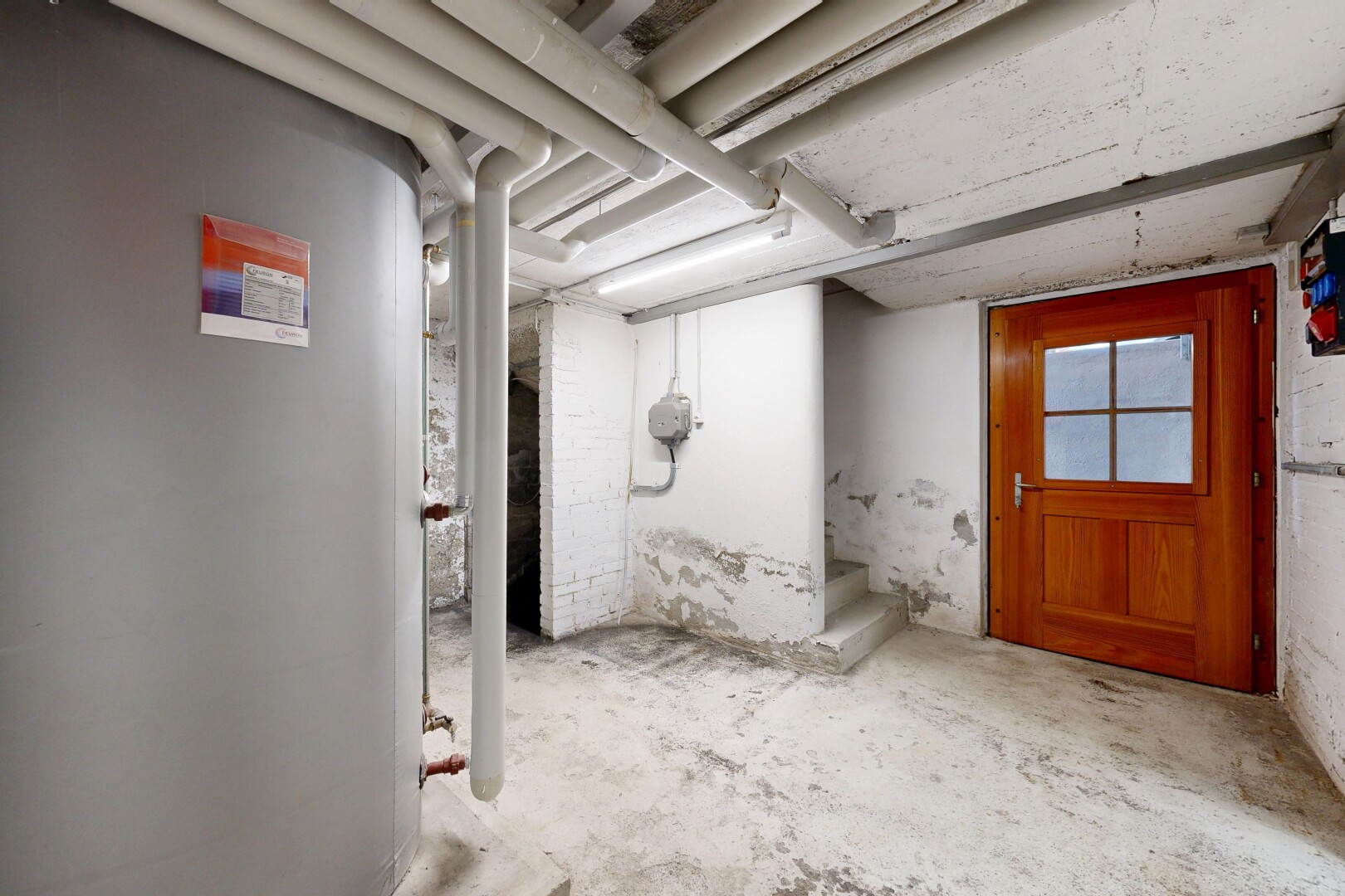 leerer raum mit wasserkocher, unfinished concrete floor, betonboden, concrete floor, und keller