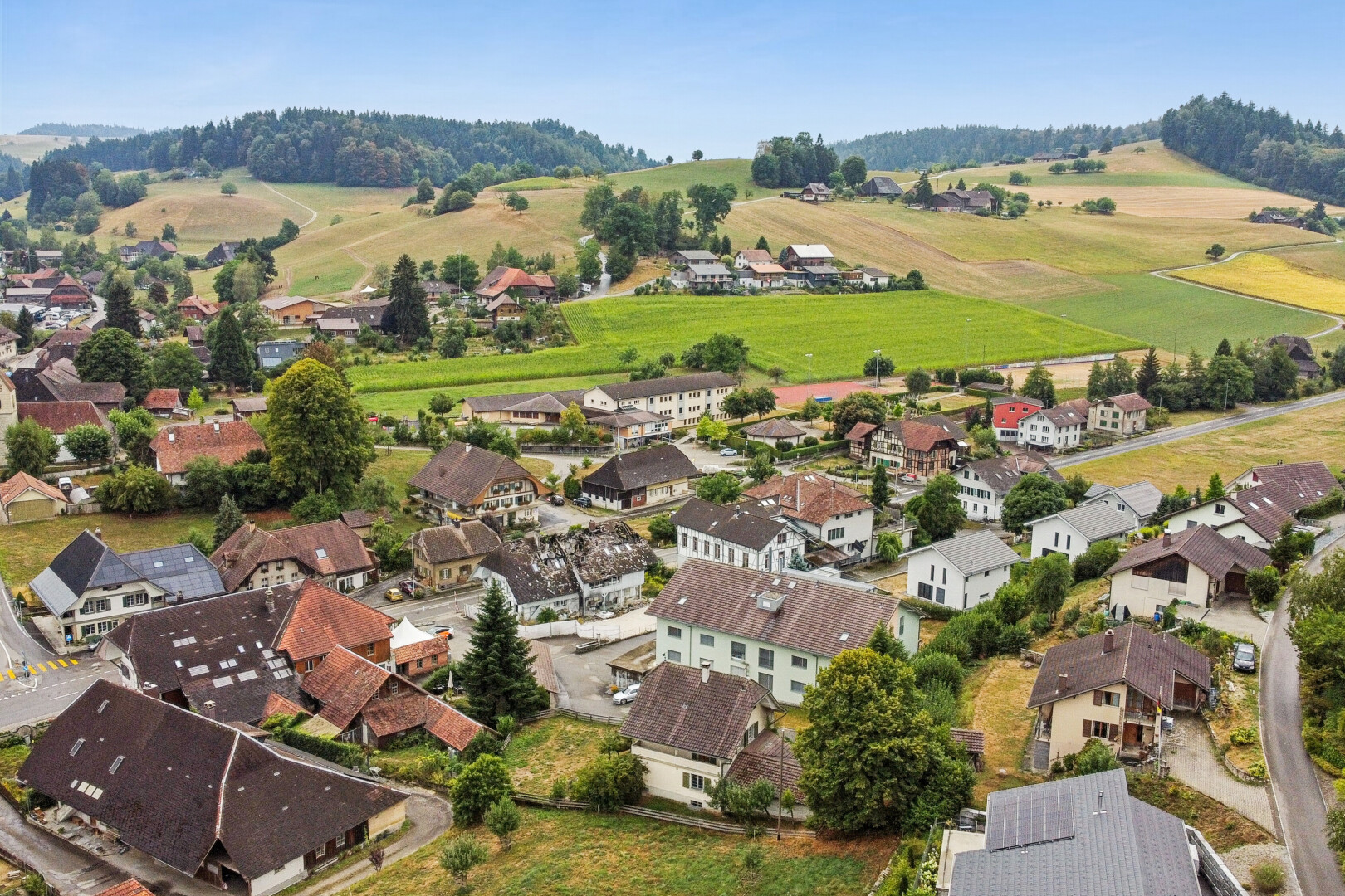 blick auf die berge mit day time, neighborhood view, residential view, und wohngebietblick