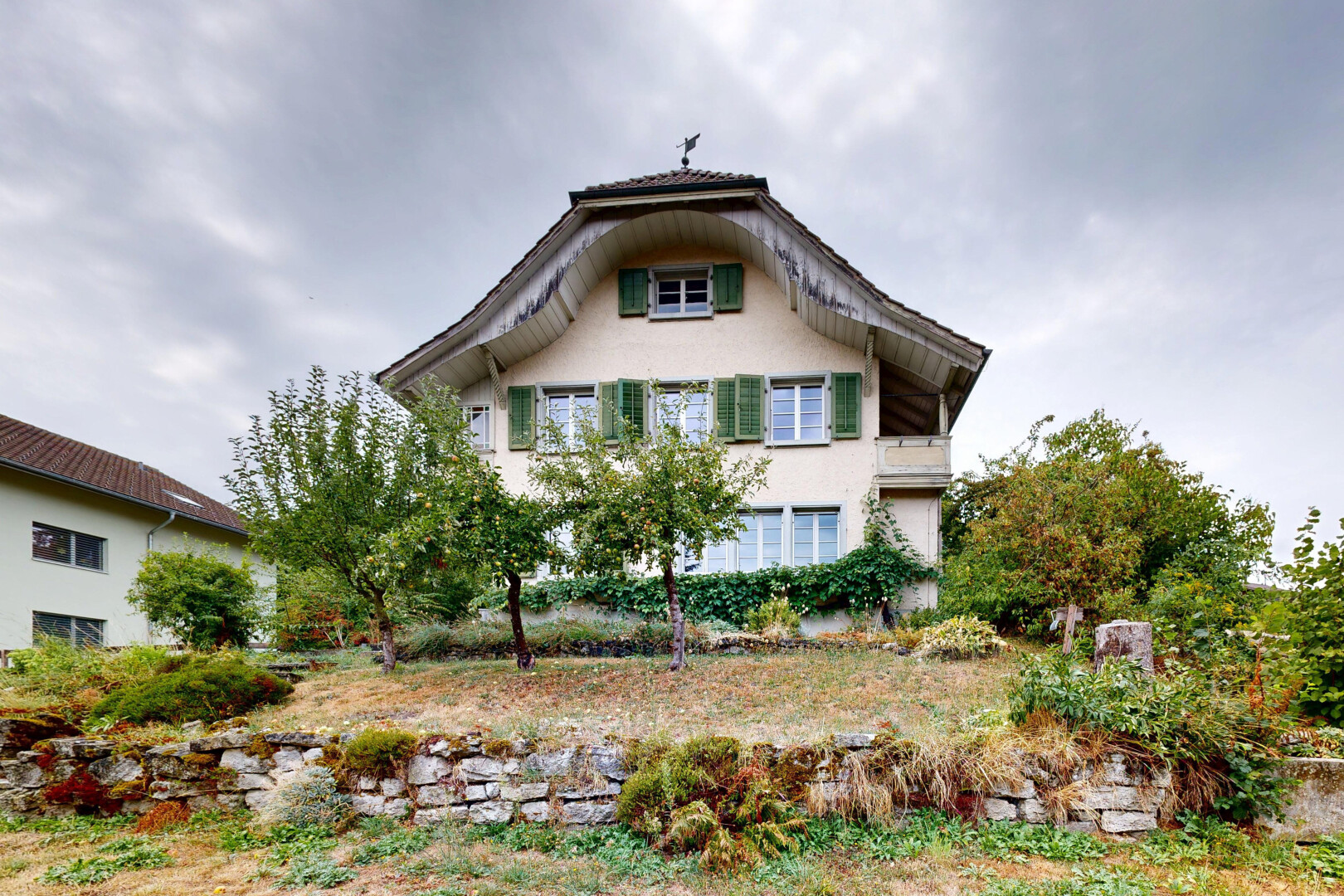 außenansicht mit property visible und overcast