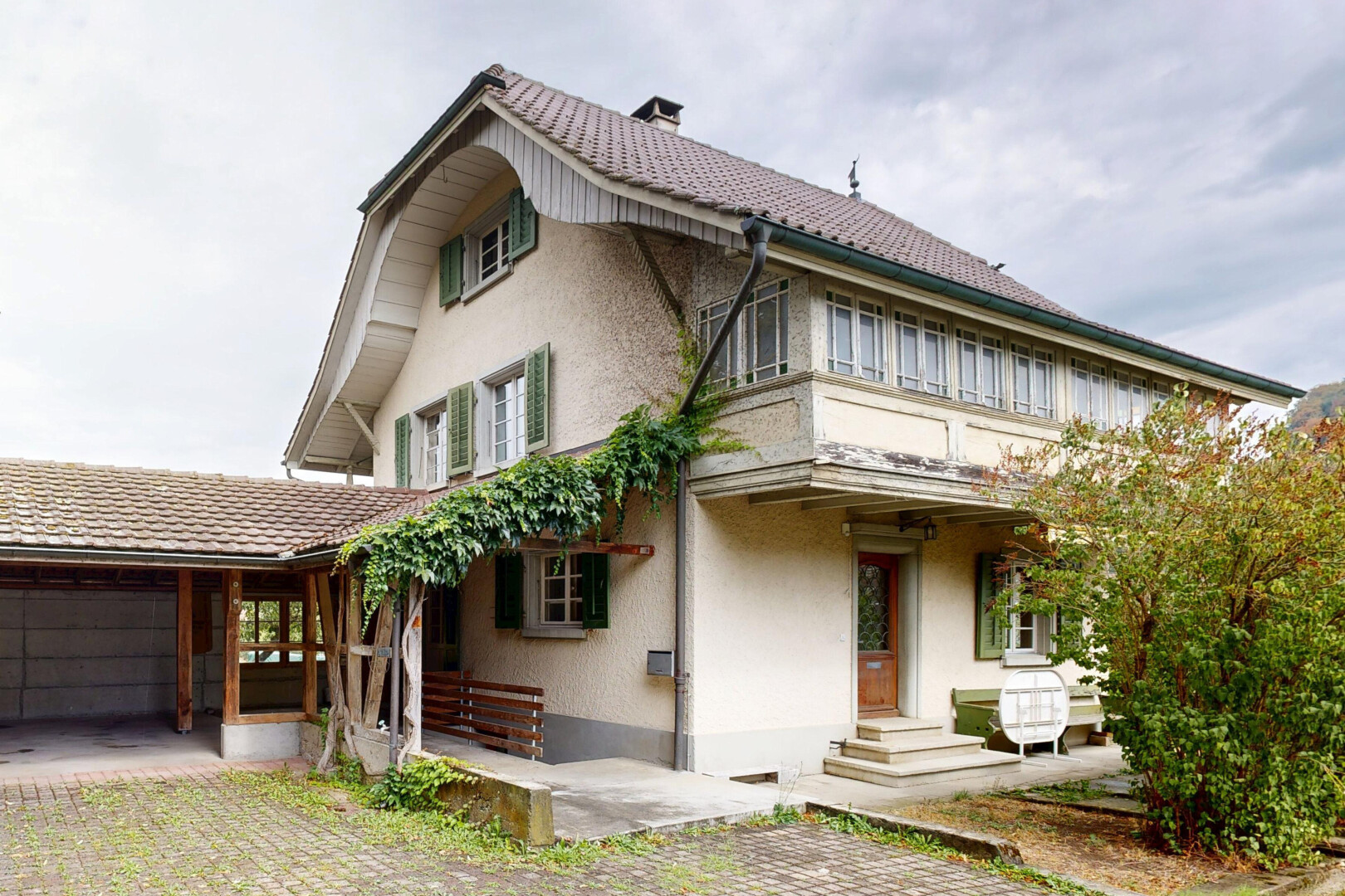 außenansicht mit ziegeldach, overcast, property visible, schornstein, und garage angeschlossen