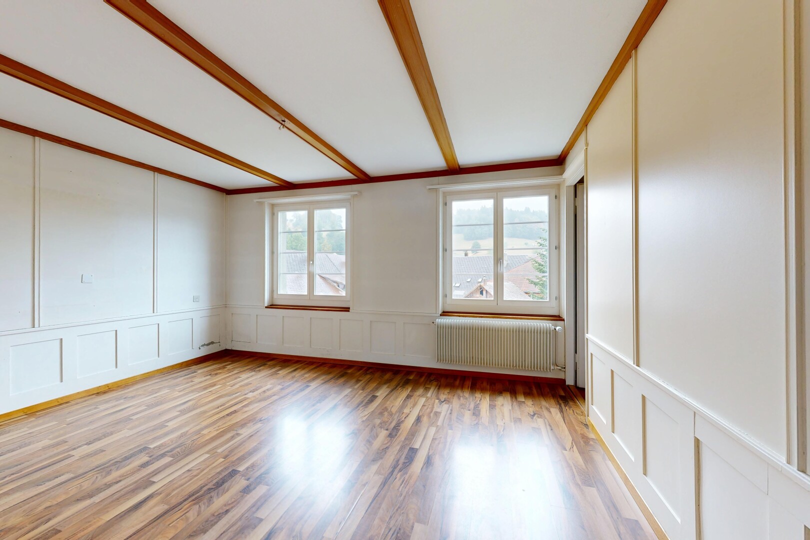 leerer raum mit wandvertäfelung, paneling wall, kühler, natürliches licht, und vertäfelungswand