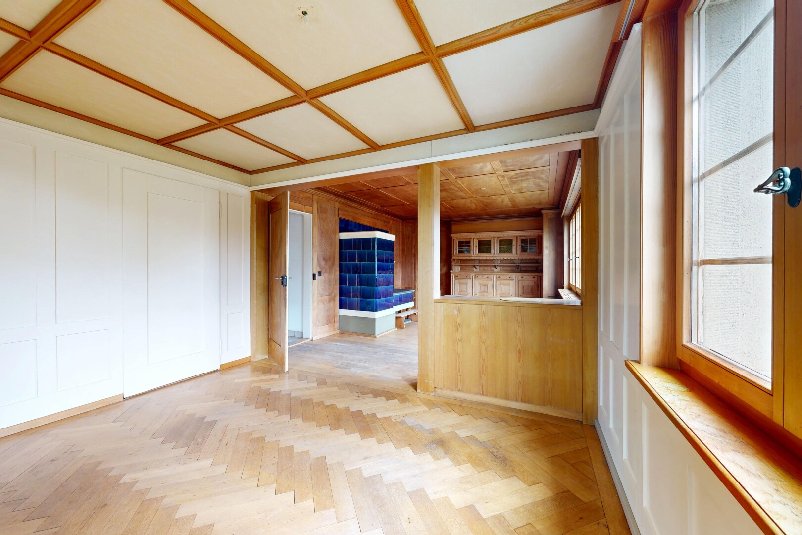 leerer raum mit coffered ceiling, kassettendecke, natürliches licht, inside property, und wood finish floor