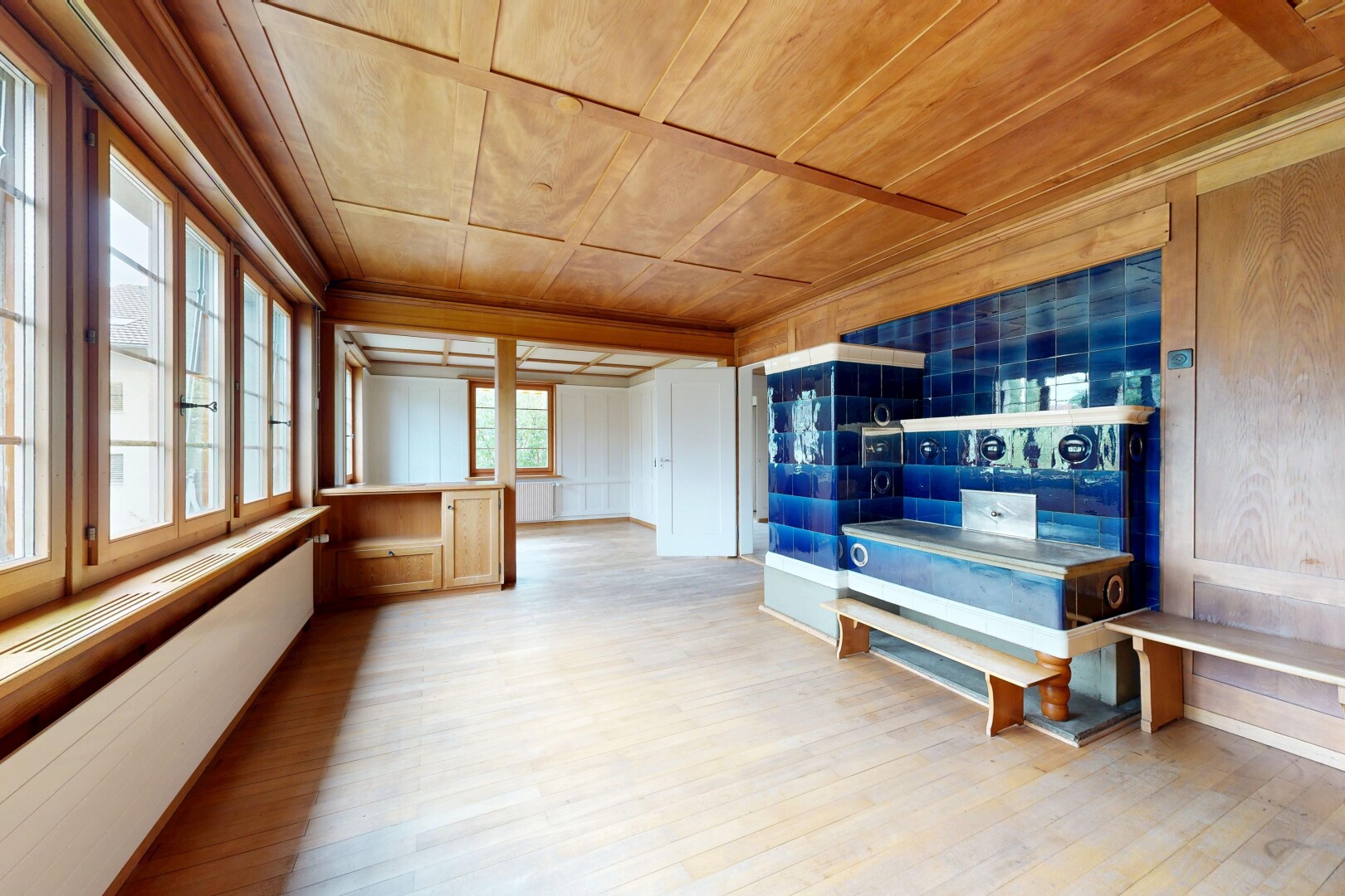 wohnzimmer mit wood ceiling, holzdecke, natürliches licht, high end ceiling, und wood finish floor