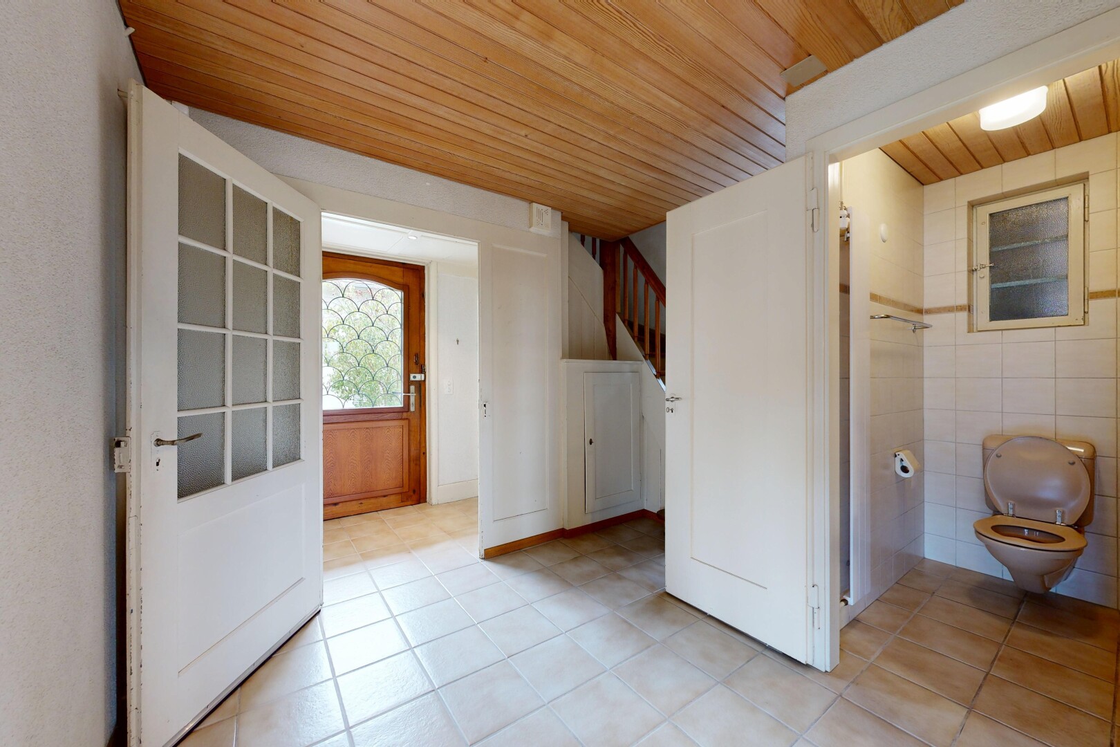 halle / korridor mit holzdecke, wood ceiling, inside property, light floor, und fliesenwand