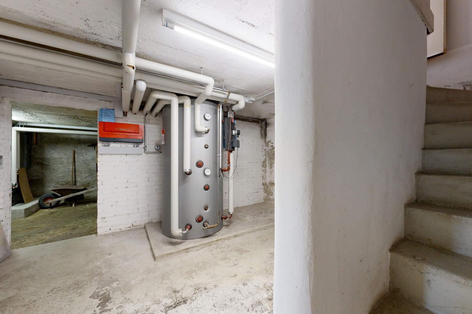 treppe mit concrete floor, betonboden, unfinished concrete floor, wasserkocher, und keller