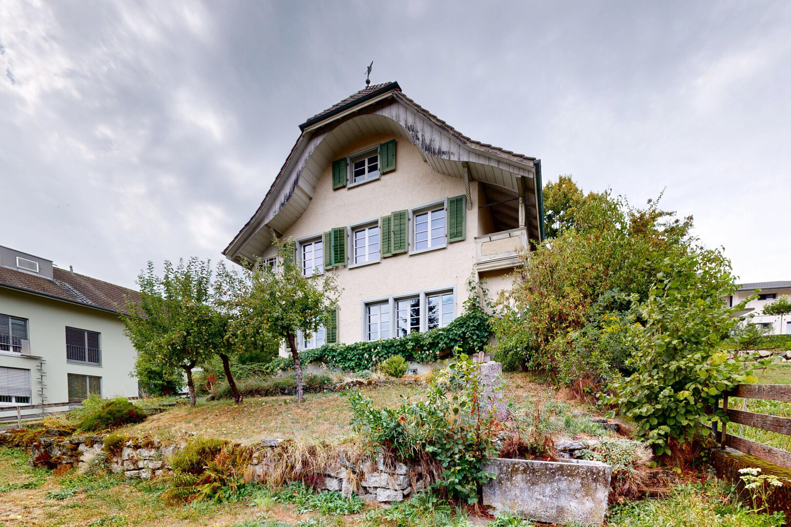 außenansicht mit overcast, property visible, zaun, und stuckverkleidung