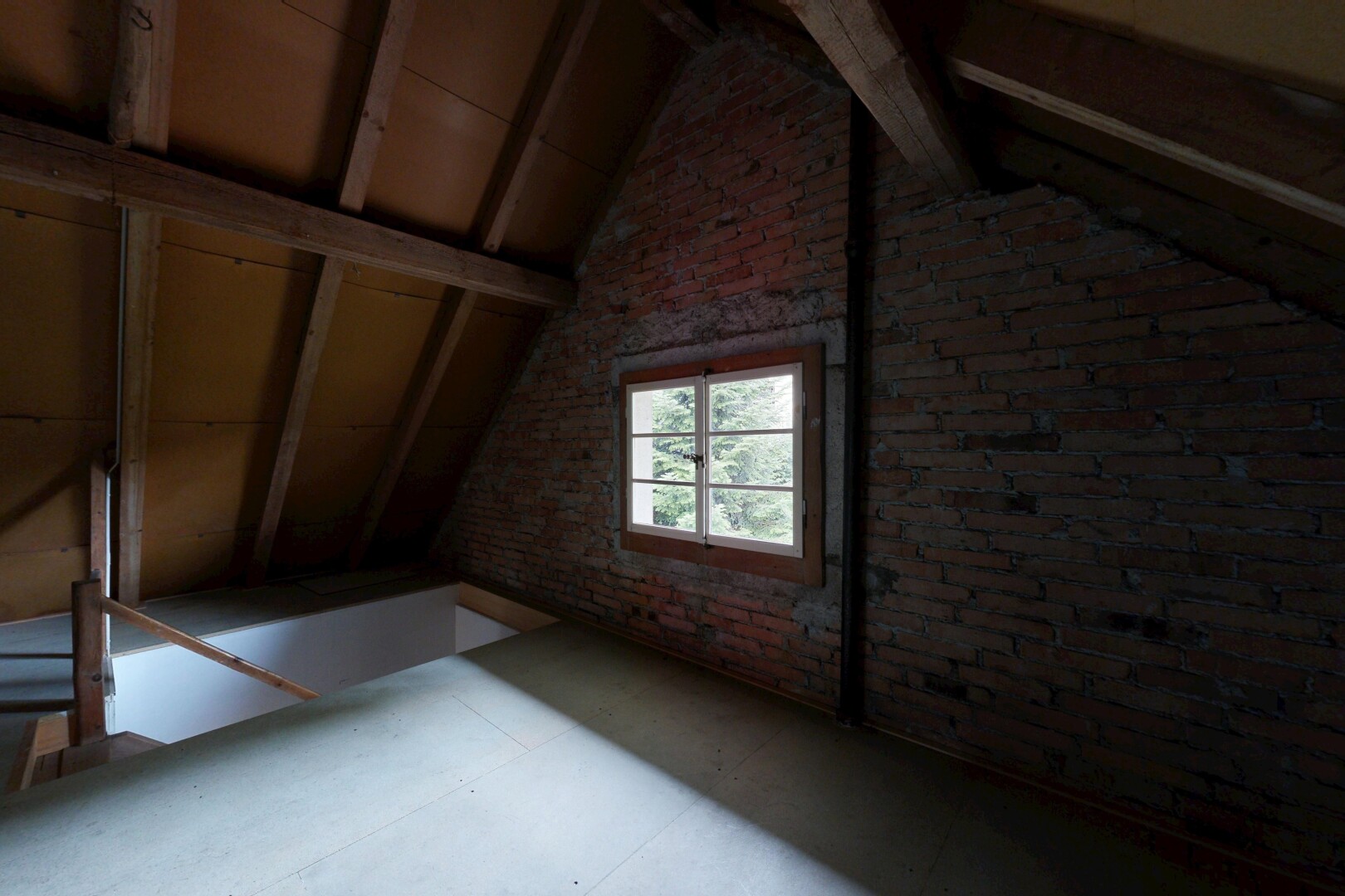 leerer raum mit brick wall, ziegelwand, vaulted ceiling, dachschräge, und natürliches licht