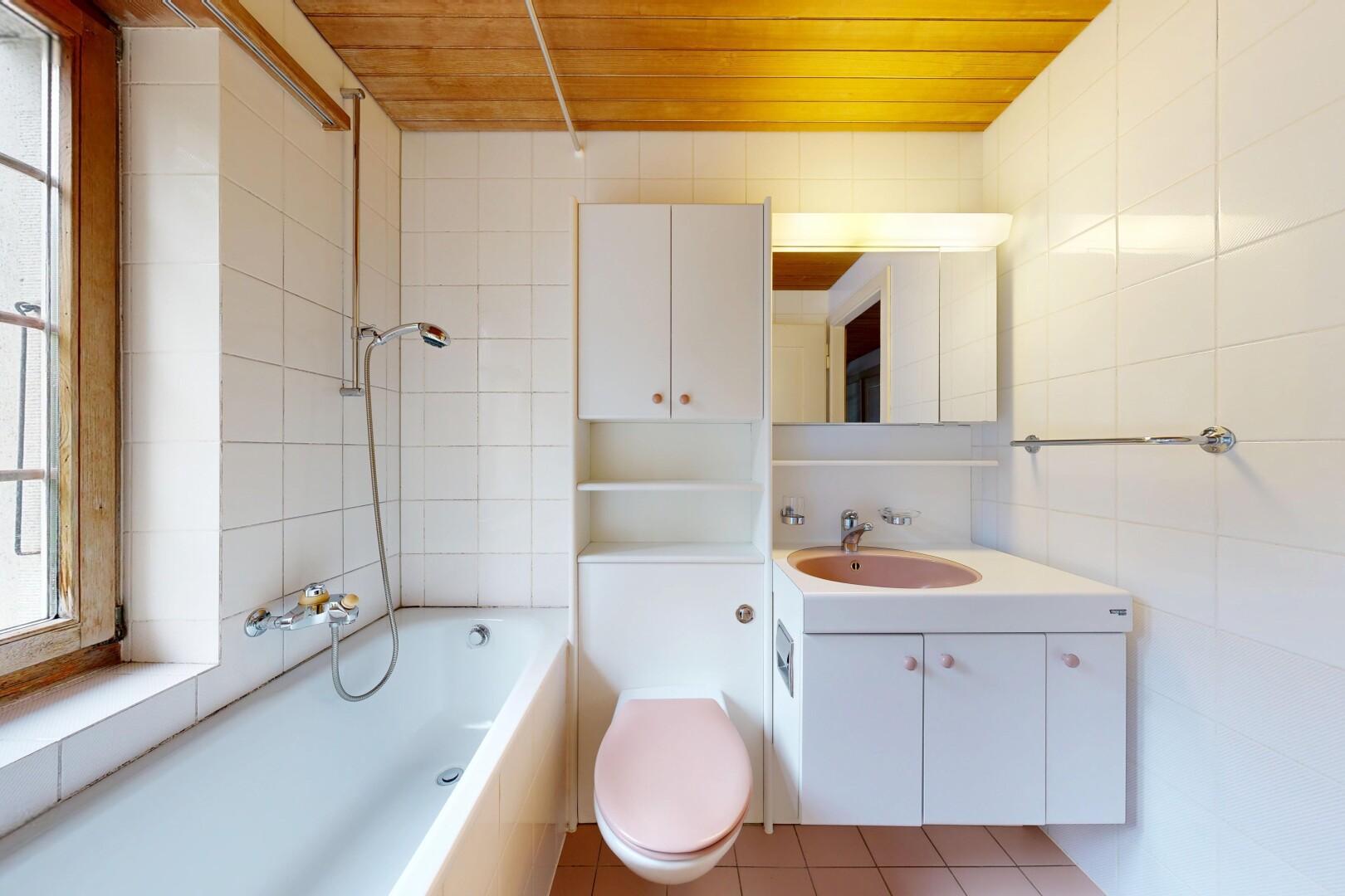 bad mit komplettes badezimmer, tile wall, fliesenwand, schminktisch, und spiegel