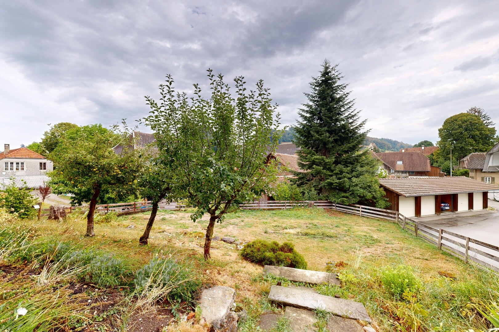 garten mit overcast, zaun, rural view, und ländliche aussicht
