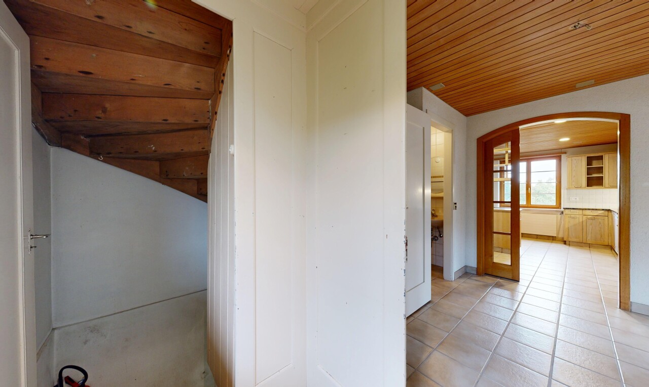 halle / korridor mit gewölbte gehwege, wood ceiling, holzdecke, light floor, und inside property