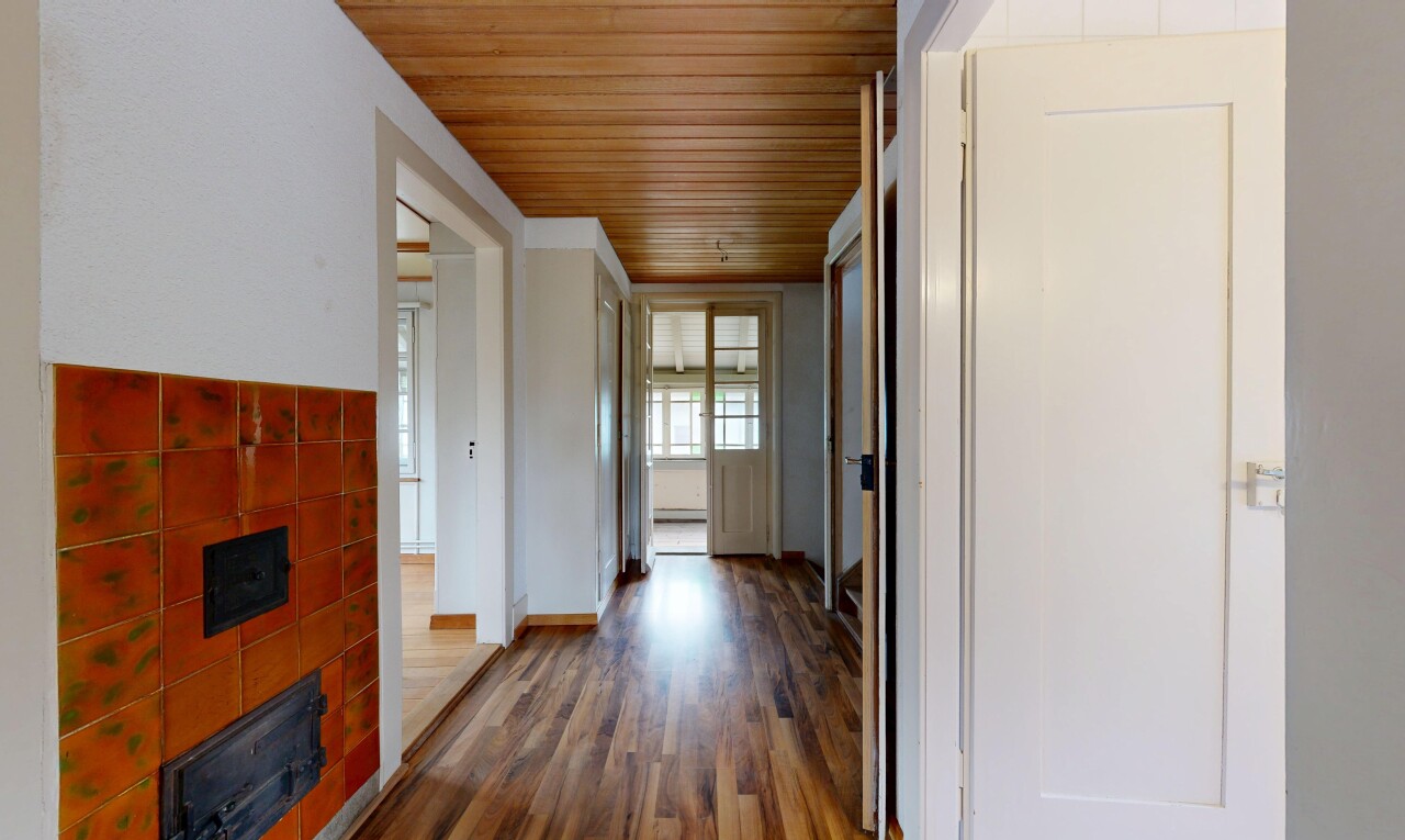 halle / korridor mit wood ceiling, holzdecke, wood finish floor, holzfußboden, und drywall