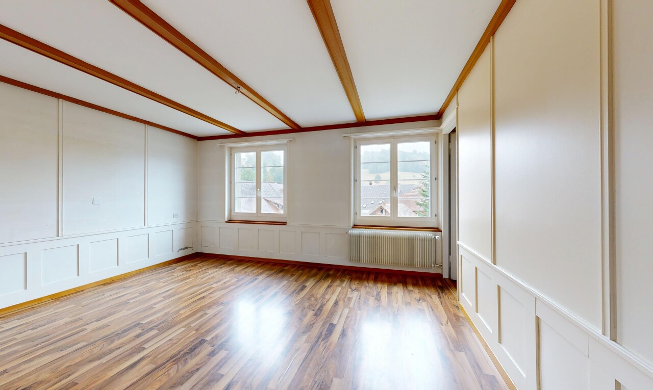 leerer raum mit wandvertäfelung, paneling wall, kühler, natürliches licht, und vertäfelungswand