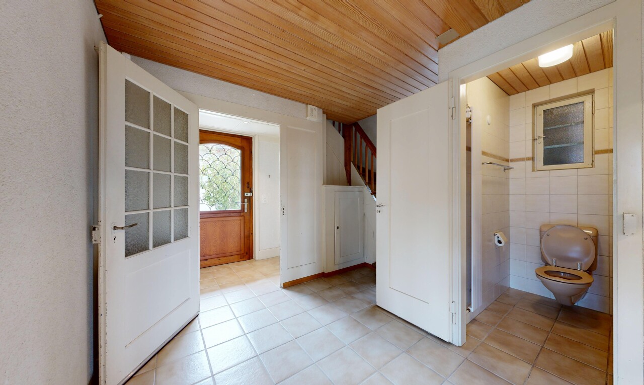 halle / korridor mit holzdecke, wood ceiling, inside property, light floor, und fliesenwand