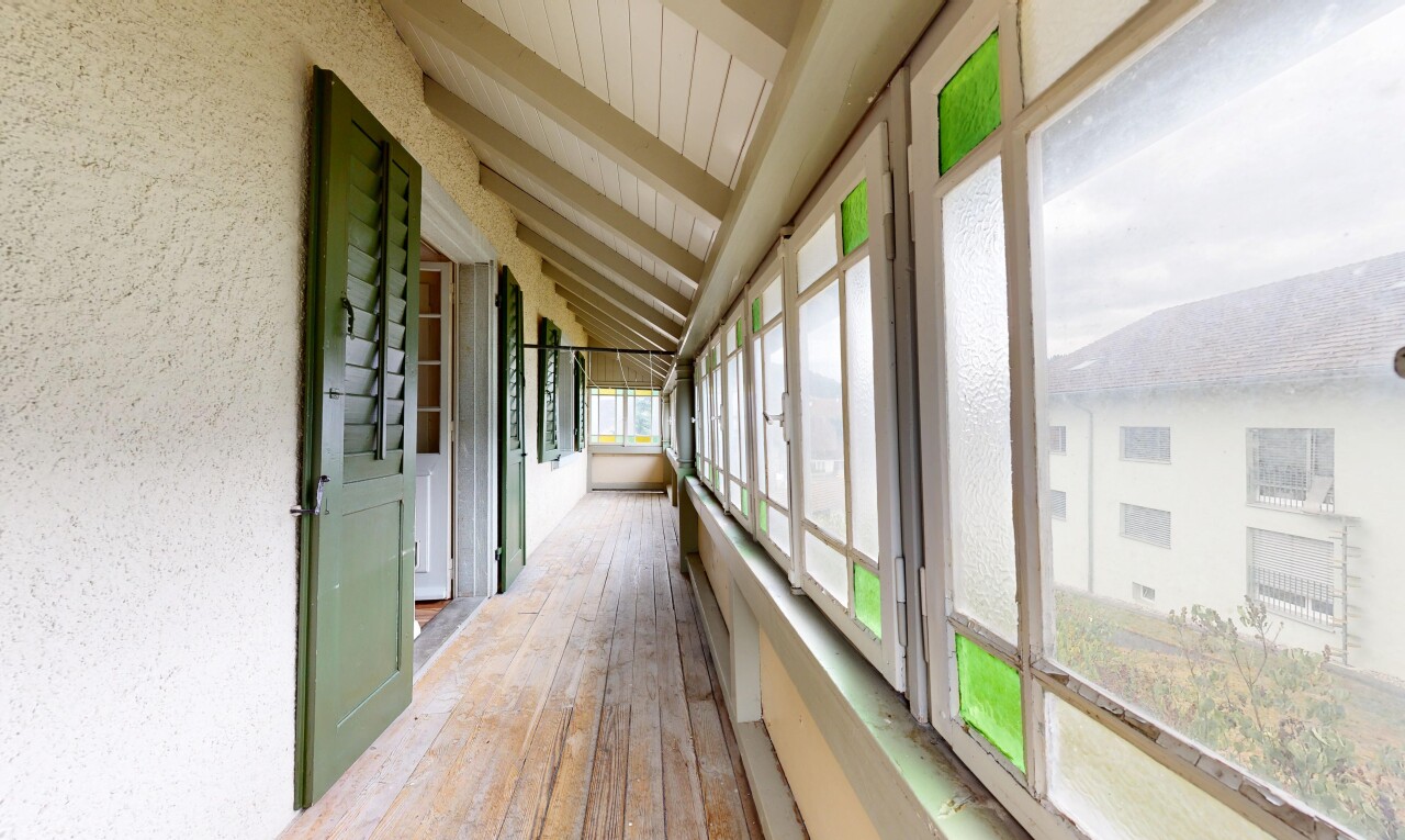 halle / korridor mit wintergarten, natürliches licht, wood finish floor, holzfußboden, und hardwood floor