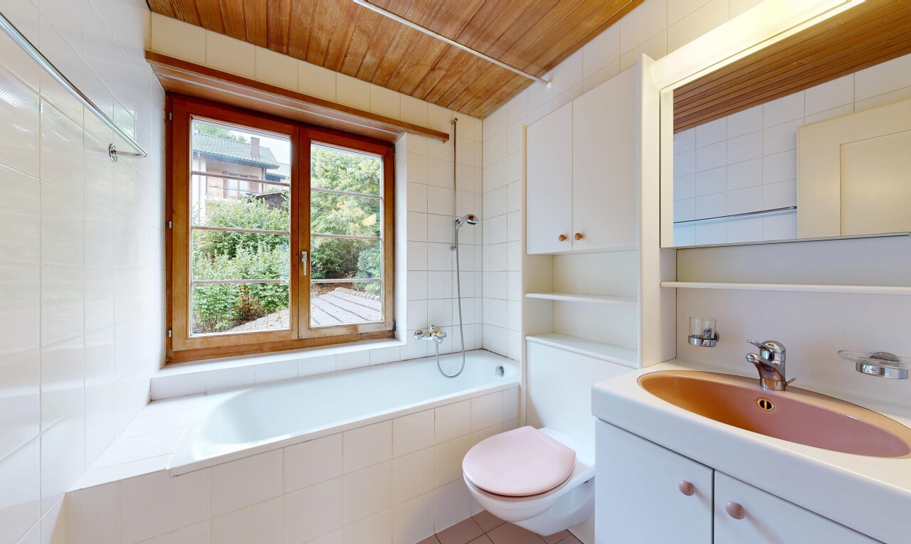 bad mit komplettes badezimmer, spiegel, toilette, schminktisch, und kombiniertes bad / dusche