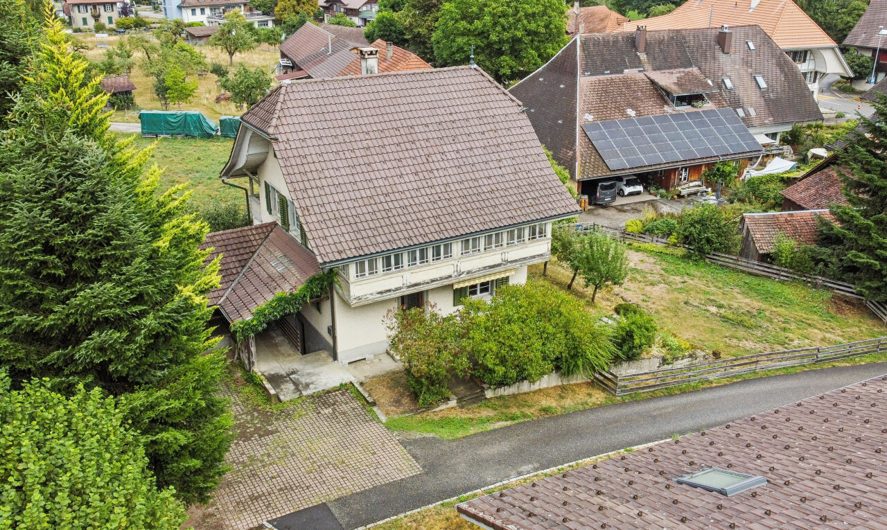 außenansicht mit ziegeldach, property visible, drone view, neighborhood view, und wohngebietblick